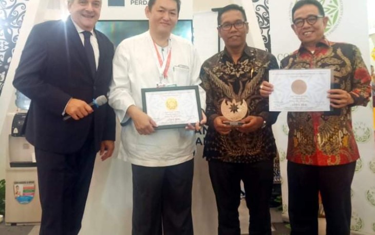 Bupati Kepahiang Hidayattullah Sjahid Terima Penghargaan Dari AVPA 