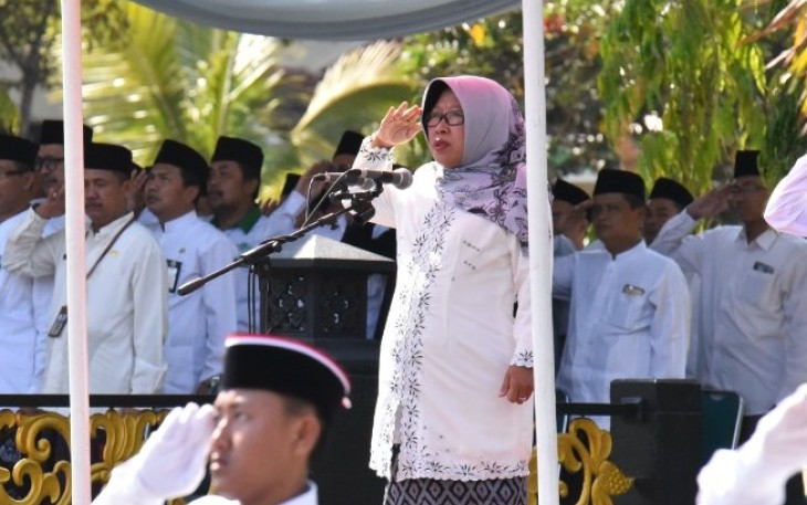 Bupati Tegal Umi Azizah saat memimpin upacara peringatan Hari Santri Nasional Tingkat Kabupaten Tegal