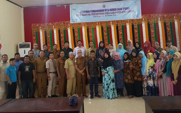 Pemerintah Kampung Percontohan Aceh Singkil foto bersama dengan narasumber Satker Dinas PMG Aceh dan Perkumpulan Flower Aceh sebagai mitra pelaksana serta pihak DPMK dan DP3AP2KB setempat.