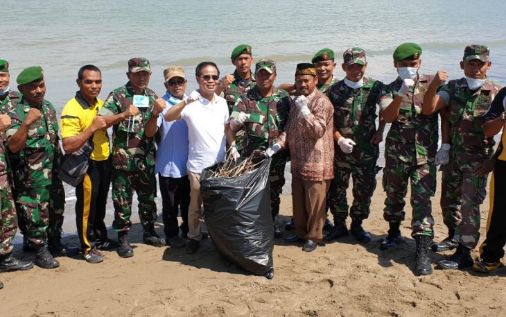 Yufrizal selaku pembina GenBI membersihkan pantai ujung blang