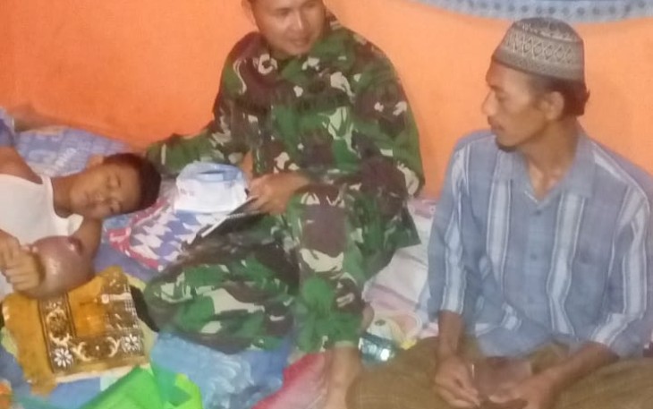 Babinsa Memberikan Motivasi Penderita Tumor Tulang dan Keluarga Si Penderita