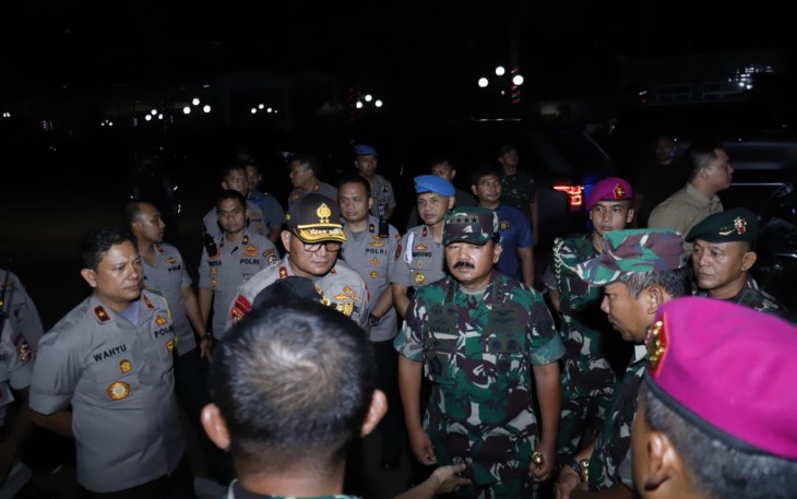 Panglima TNI saat meninjau Anggota yang Melaksanakan Pengamanan di Gedung DPR/MPR