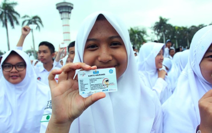 Salah satu pelajar saat menunjukan kartu polis asuransi