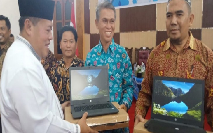 Bupati Mukomuko Choirul Huda Bagikan Laptop Kepada 100 Guru