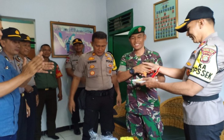 Pemberian Tumpeng oleh Kapolsek dan ucapan Dirgahayu HUT TNI ke 74 diterima oleh Danramil Matraman Mayor Inf Ahmad Yuono beserta anggota Koramil 02 Matraman