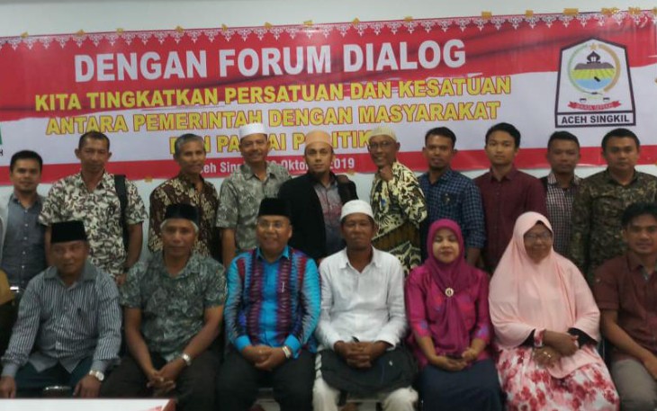 Para peserta dan pihak penyelenggara Forum dialog foto bersama.