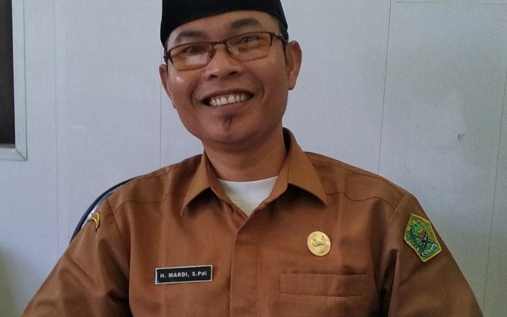 Stafnya Kemenag Aceh Singkil H. Mardi S.Pdi saat ditemui diruang kerjanya.