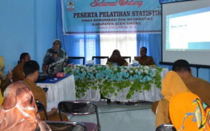 Para peserta saat mengikuti pelatihan manajemen pengelolaan data statistik.