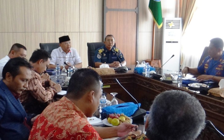 Gubernur Bengkulu Rohidin Mersyah Pimpin Rapat Pembahasan Antrian Kapal di Pelabuhan Pulau Baai Bengkulu