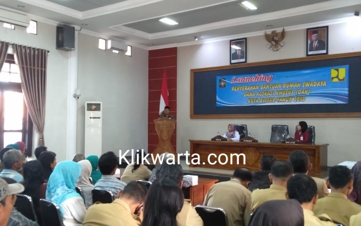 Plt Wali Kota Blitar Santosa Saat Memberikan Sambutan Dalam Acara Penyerahan Bantuan Rumah Swadaya 
