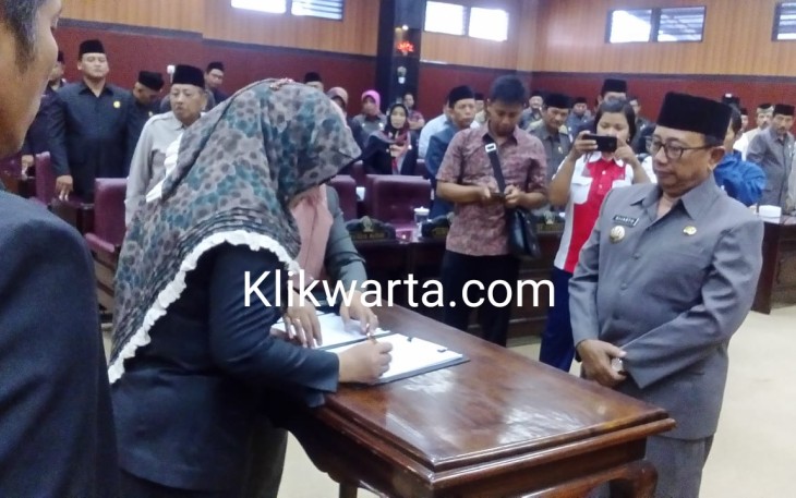 Bupati Blitar Drs Rijanto Saat Menyaksikan Penandatangan Nota Persetujuan APBD Kabupaten Blitar Tahun 2020 di Gedung DPRD Kabupaten Blitar