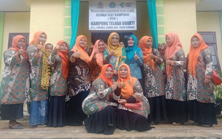 Ibu Plt.Gubernur Aceh Dyah Erti Idawati Nova Iriansyah didampingi ibu Bupati Aceh Singkil Atmah Dulmusrid foto bersaman dengan pengurus PKK usai meresmikan Rumoh Gizi Gampong (RGG) Telaga Bakti Singkil Utara.