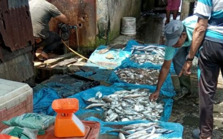 Para pedagang ikan di pasar tradisional Aceh Singkil sepi pembeli.