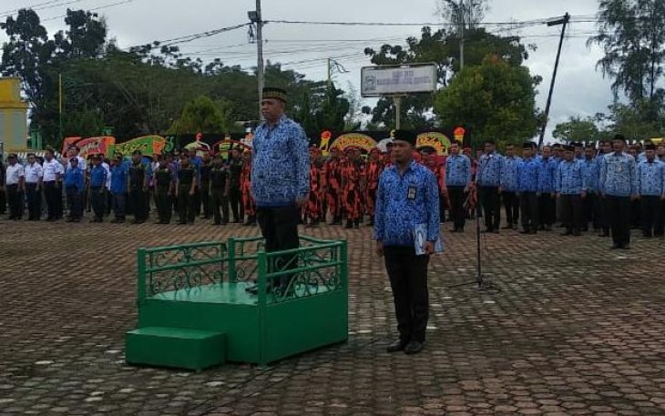 Kajari Aceh Singkil Amrizal Tahar bertindak selaku inspektur upacara peringatan HUT Korpri ke-48 tingkat daerah setempat.