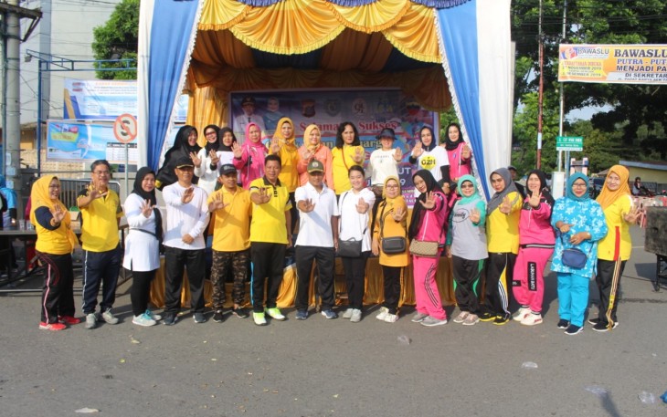 Kodim 0209/LB Pelopori Senam Sajojo di Acara Car Free Day
