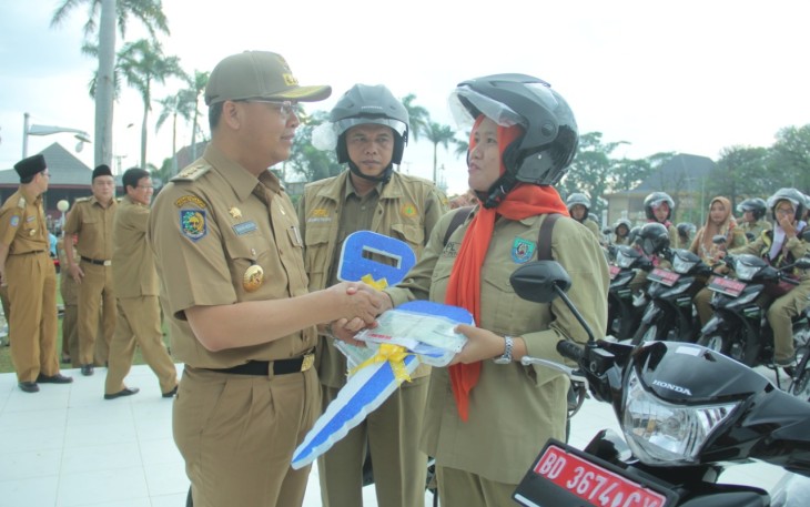 Gubernur Bengkulu Rohidin Mersyah Salurkan Kendaraan Operasional Bagi Penyuluh Pertanian Lapangan Kota Dan Provinsi Bengkulu 
