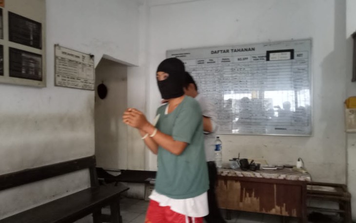 Tersangka saat akan ditahan Polres Bengkulu