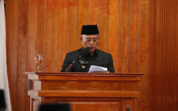 Bupati Bengkulu Selatan Gusnan Mulyadi Saat Memaparkan Program Jamkesda Dalam Rapat Paripurna 