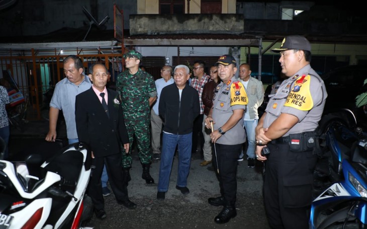 Bupati Asahan Surya saat mengcek pengamanan Gereja