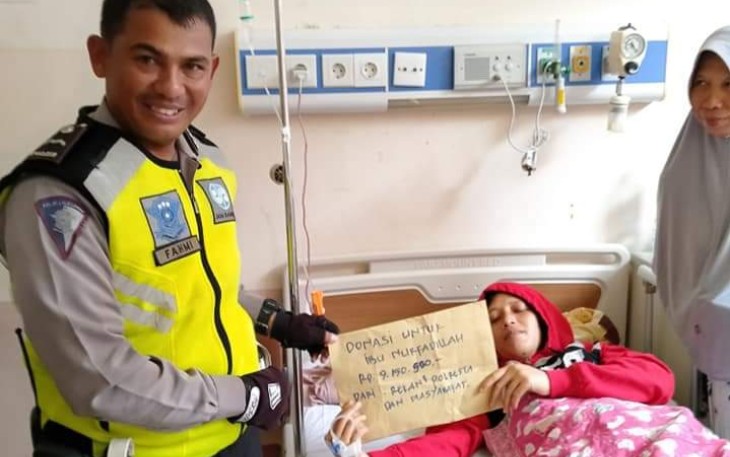 Khairul saat menyalurkan uang hasil galang dana ke Ibu Nurfadhillah