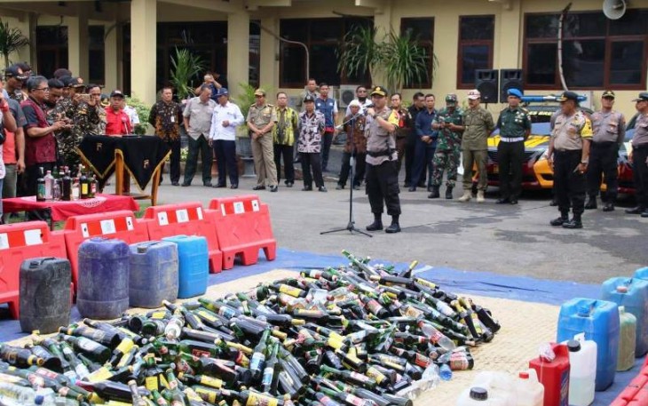 Polres Brebes Bersama Elemen Masyarakat Musnahkan Ribuan Botol Miras Dan Oplosan