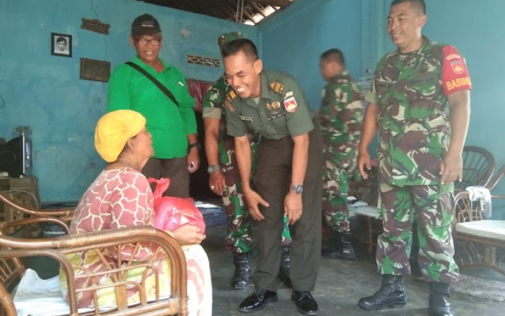 Kodim Klaten Bagikan Sembako Untuk Warga Pra Sejahtera   