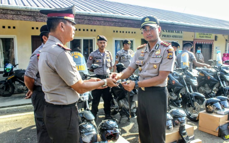 Kapolres Simeulue saat menyerahkan motor dinas ke Kapolsek jajaran