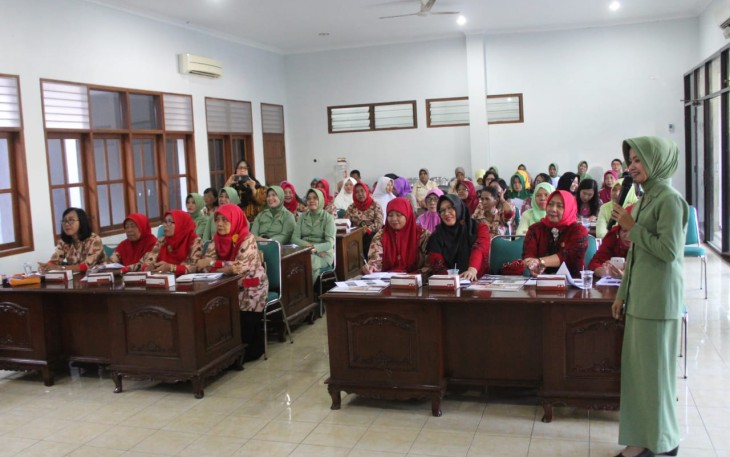 Iing berikan materi psikologi dalam pertemuan GOW