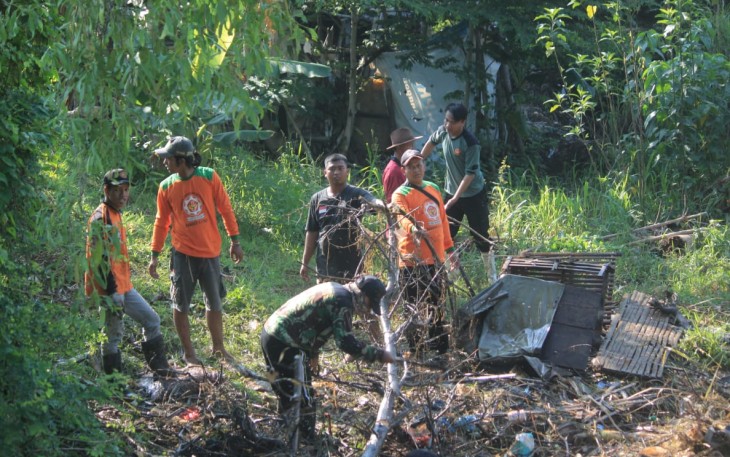 KRI bersama Koramil Juwana atasi sampah di sungai 