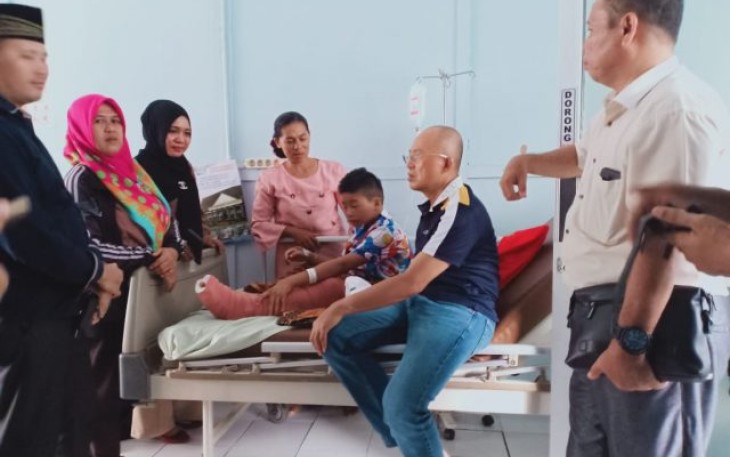 Bupati Bengkulu Selatan Gusnan Mulyadi Kunjungi Zulfahri Rahmad Alip Murid Kelas VI SD Al Quraniyah Bengkulu Selatan Yang Menjadi Korban Lakalantas 