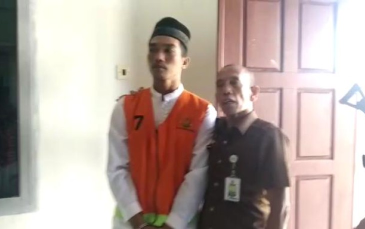 Pelaku pembunuh supir travel di Aceh Singkil Ahmad Nurfathon (33) dengan tangan diborgol dikawal pihak Kepolisian dan Kajari saat usai mengikuti sidang di PN Singkil.