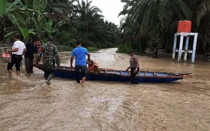 Pihak Pemkab Aceh Singkil bersama TNI/Polri saat meninjau lokasi banjir.