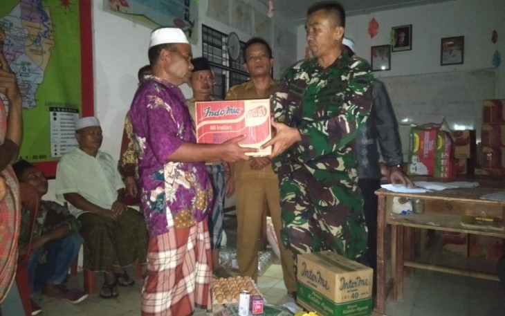 Personel Kodim 0209/LB saat beri bantuan ke warga terdampak banjir