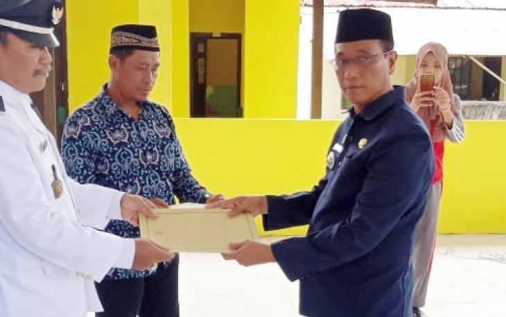 Camat Belitang Dua (kanan) saat melantik Pjs Kades Sumber Rahayu