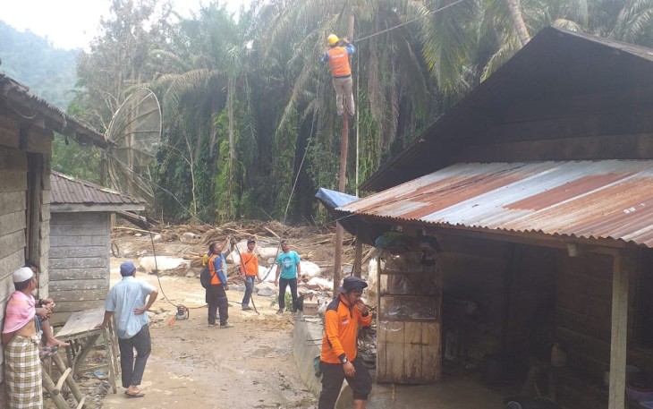 Petugas PLN saat mulai memasang listrik ke rumah-rumah warga terdampak banjir