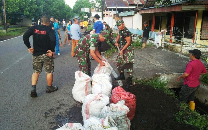 Koramil 1310-01/Bitung Bersihkan Drainase