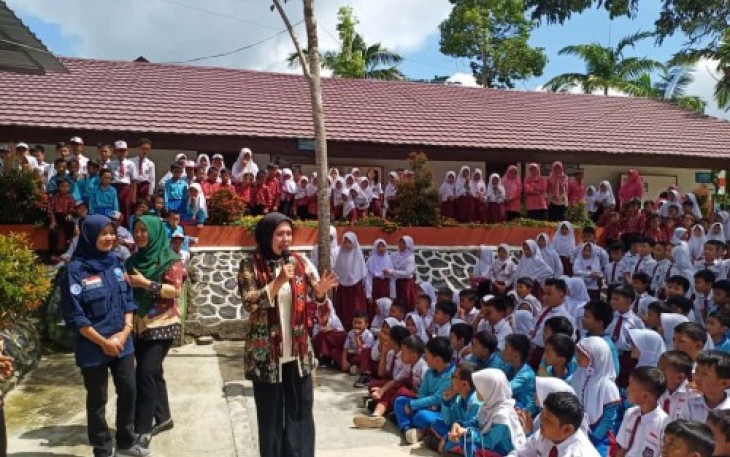 Partinia Parosil Komitmen Lakukan Pembinaan Gerakan Literasi Sekolah
