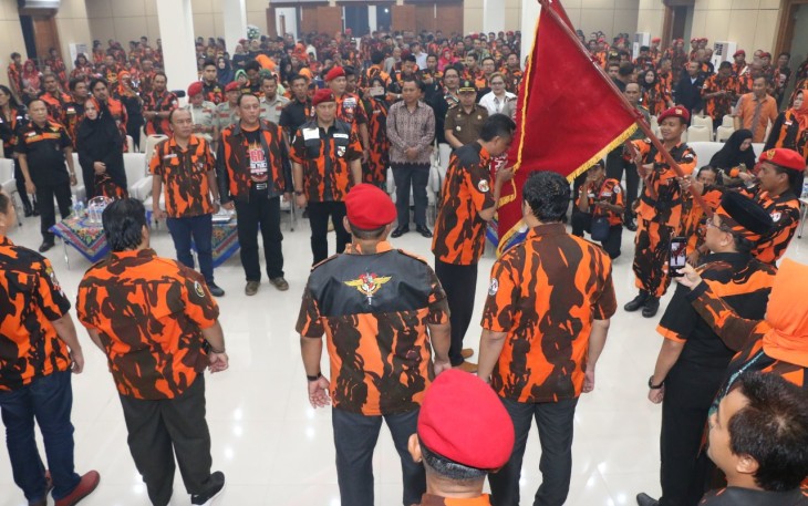 Ketua PAC se-Kota Tegal dan Badan-Badan Serta KOTI Mahatidana Pemuda Pancasila MPC Kota Tegal satu persatu mencium sang saka merah putih dan pataka Pemuda Pancasila Kota Tegal usai dilantik oleh Ketua Majelis Pimpinan Wilayah (MPW) Pemuda Pancasila Jawa Tengah