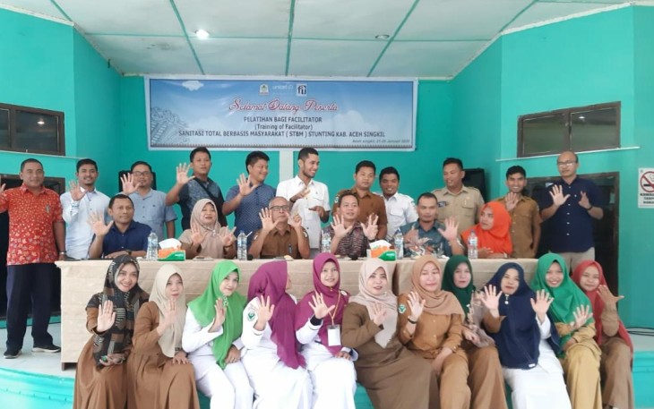 Para peserta Training Of Fasilitator Sanitasi Total Berbasis Masyarakat (STBM) foto bersama