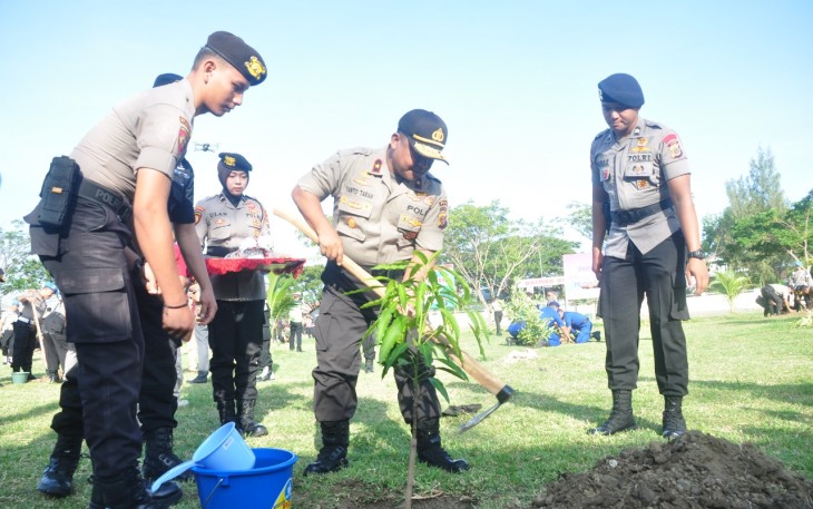 Kapolda Aceh saat tanam pohon