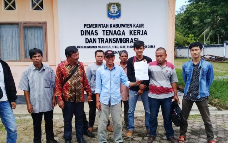 Puluhan Karyawan PT DPM saat mendatangi Disnakertrans Kaur
