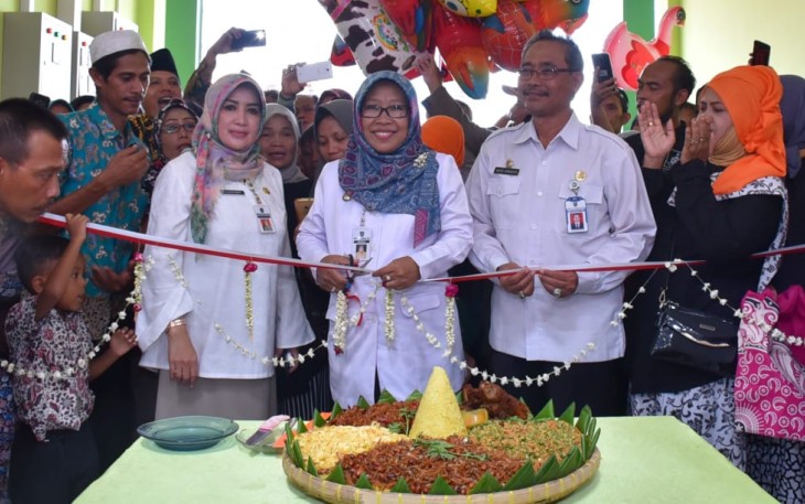 pengguntingan pita tanda peresmian