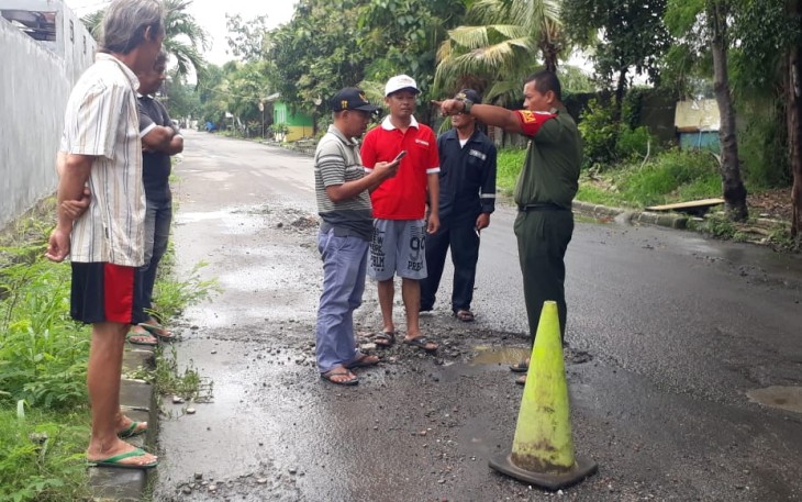 Babinsa Bersama Ketua RW Cek Jalan Barlubang