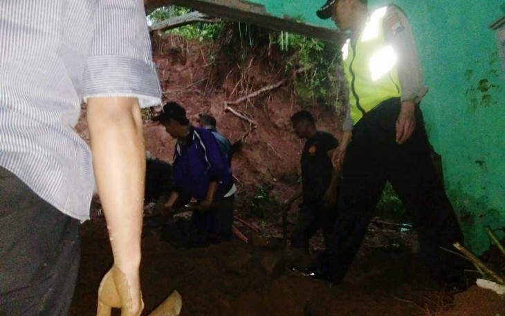 Pasca evakuasi material longsor oleh petugas kepolisian dan warga setempat