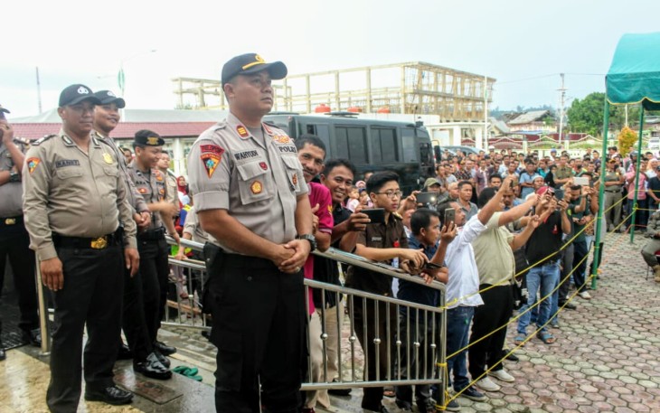 Personel gabungan Polres Simeulue bersama Sat Pol PP dan WH saat melaksanakan Pengamanan