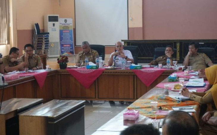 Bupati Bengkulu Selatan Gusnan Mulyadi Saat Pimpin Rapat 