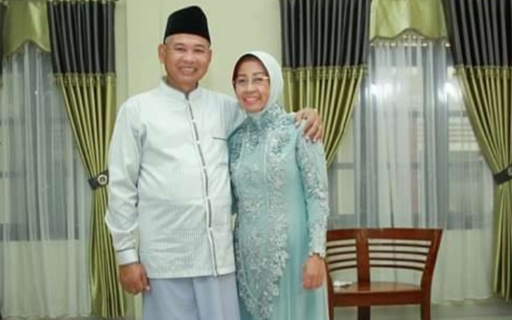 Almarhum semasa hidup bersama suami