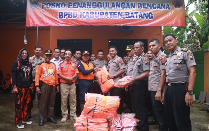 Polres Batang Bantu BPBD Sejumlah Peralatan Penanganan Banjir