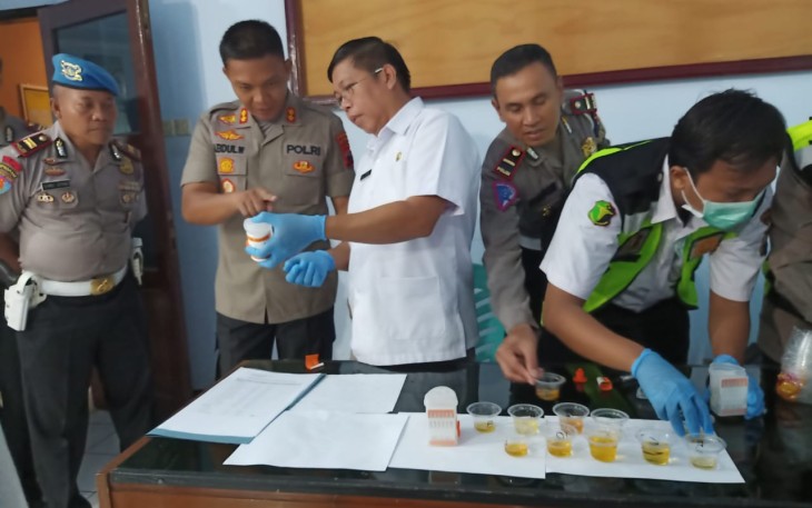 Personel Polres Batang Dites Urine Mendadak