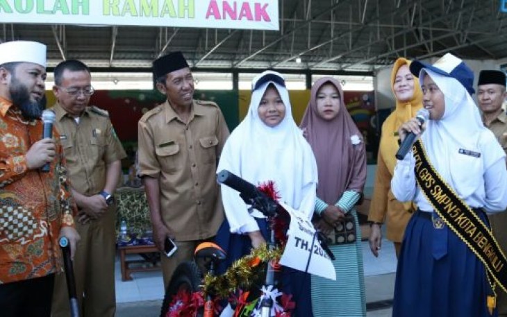 Wali Kota Bengkulu Helmi Hasan Saat Menghadiri Penyerahan Bantuan Sepeda Dari Program Gerakan Peduli Siswa di SMPN 5 Pagar Dewa Kota Bengkulu 